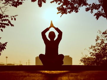 Frau macht Yoga