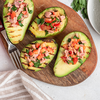 Gegrillte Avocado: Unser Rezept mit Schafskäse und Tomatensalsa ist der Grillparty-Hit