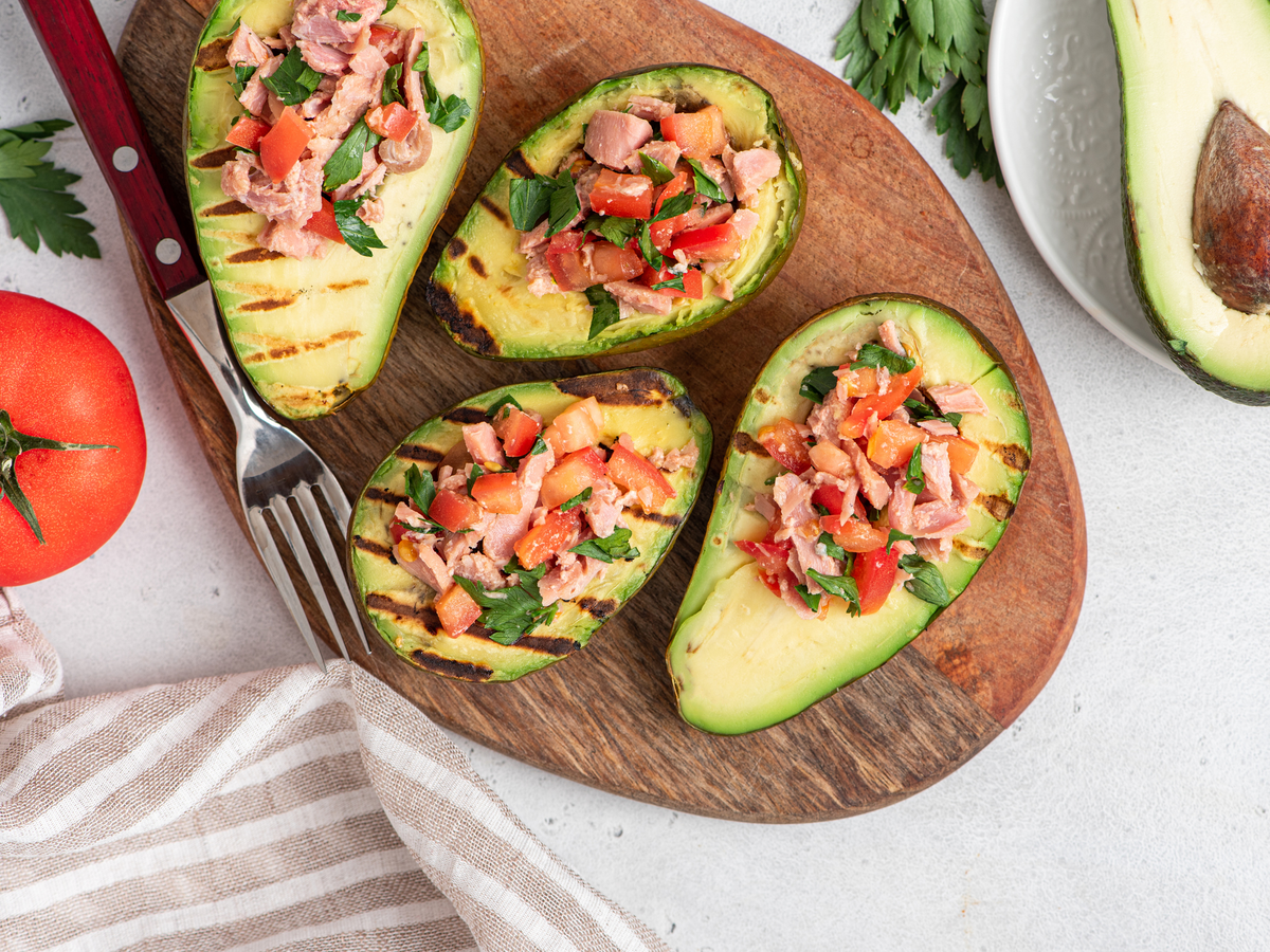 Gegrillte Avocado mit Tomaten-Salsa