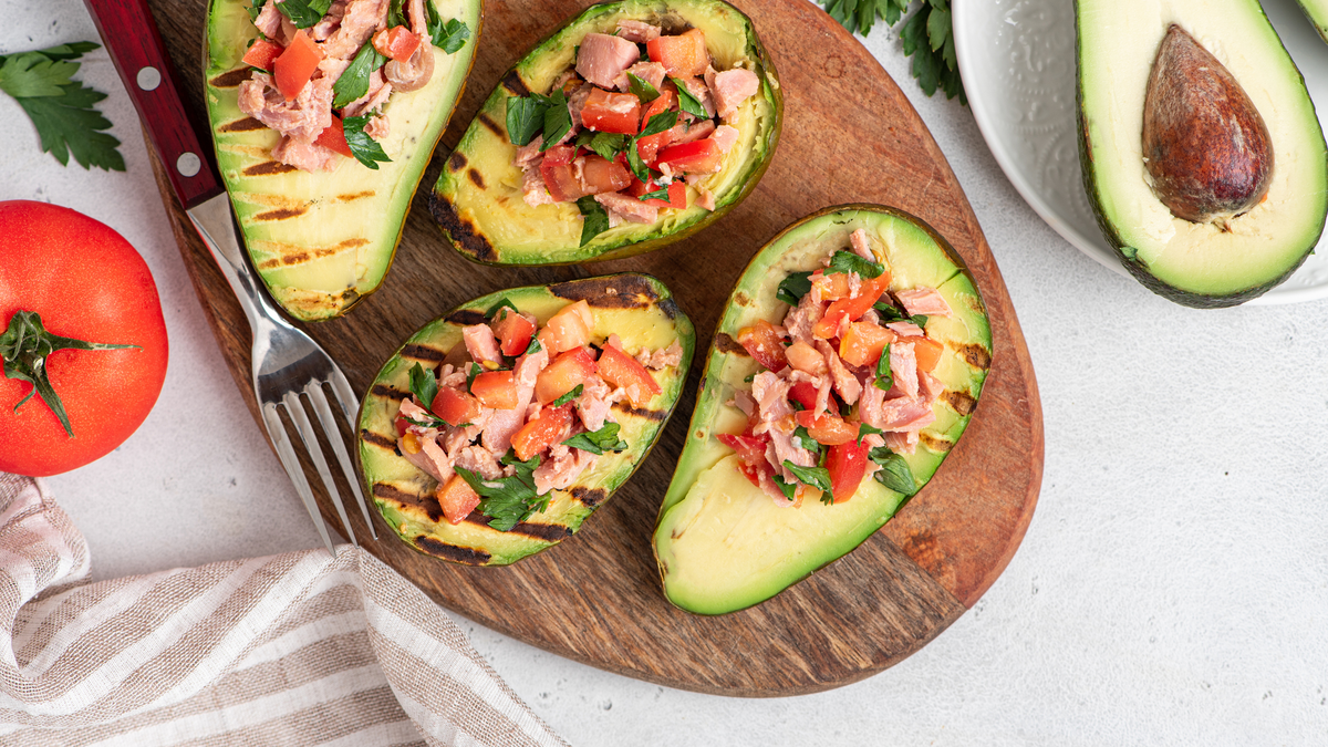 Gegrillte Avocado: Unser Rezept mit Schafskäse und Tomatensalsa ist der Grillparty-Hit
