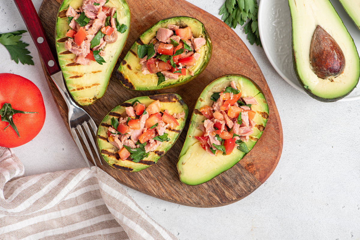 Gegrillte Avocado mit Tomaten-Salsa