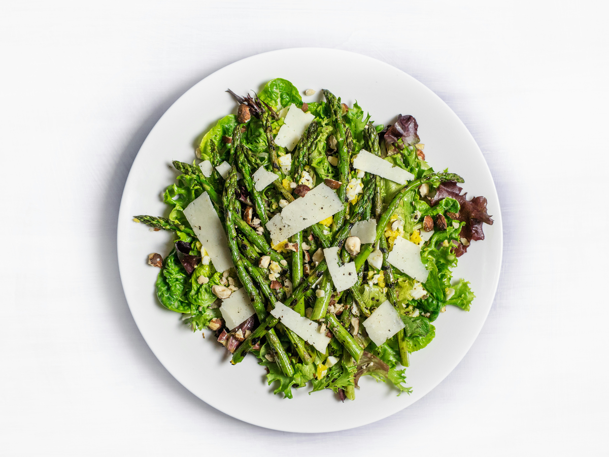 Gegrillter grüner Spargel mit Parmesan