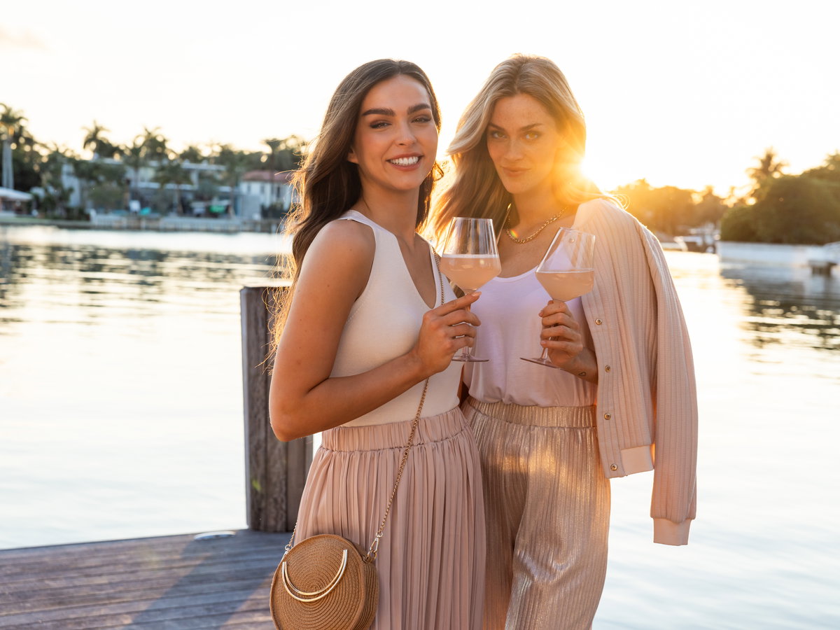 Lili Paul-Roncalli und Swantje Paulina tragen ein sommerliches Outfit von LASCANA