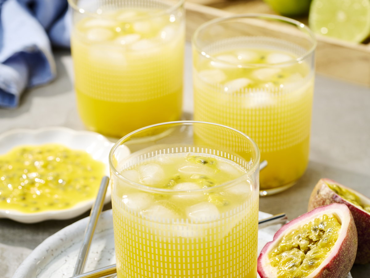 Maracuja-Cocktail in Gläser gefüllt mit Eiswürfeln