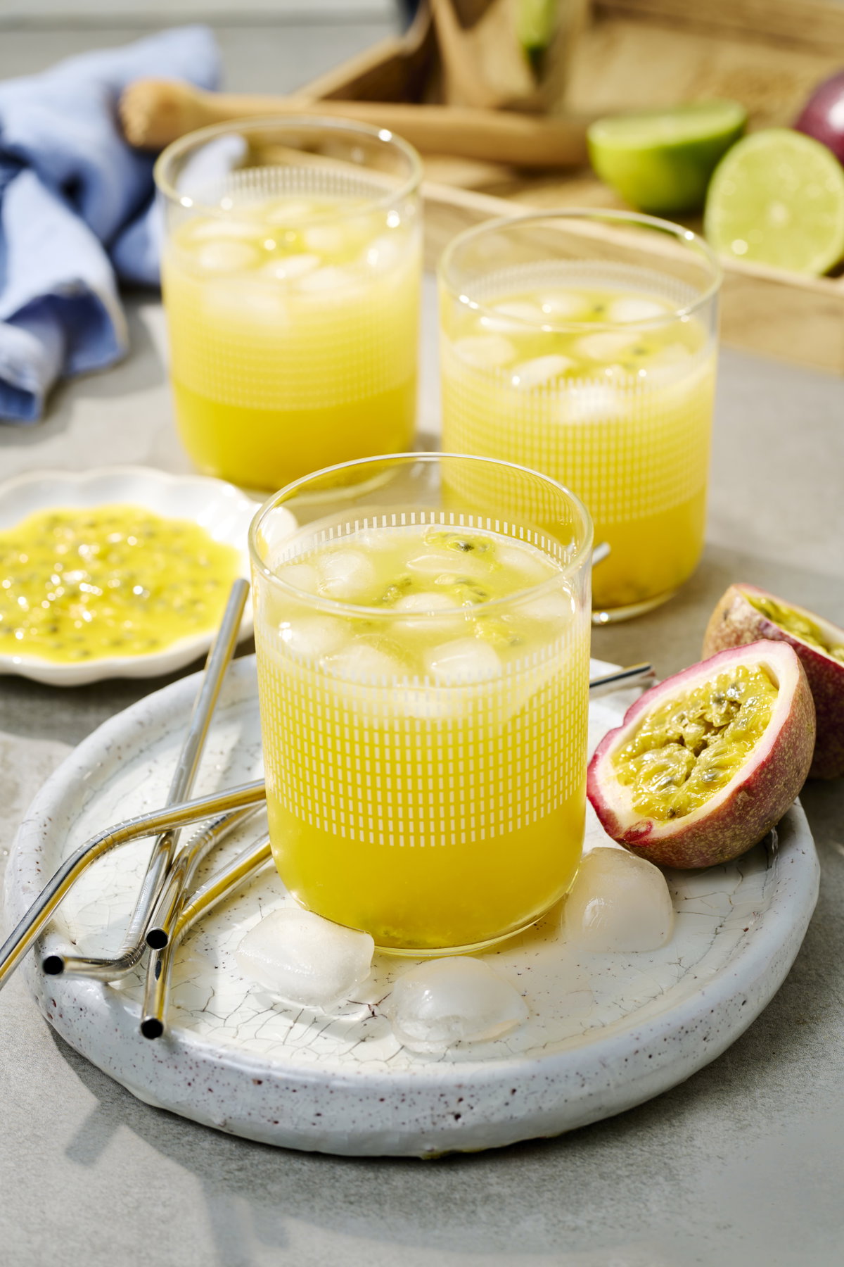 Maracuja-Cocktail in Gläser gefüllt mit Eiswürfeln