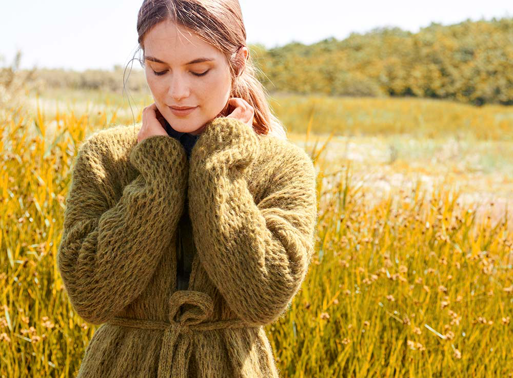 Model in Muster-Strickjacke von Lana Grossa