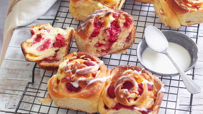 Rezept für Rhabarber-Hefeschnecken mit Himbeeren & Mandeln - perfekt für den Frühling 
