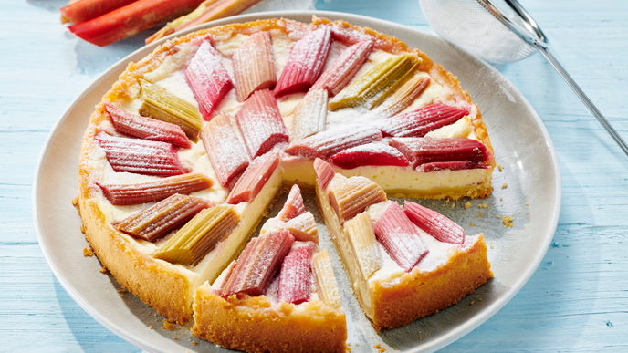 Tolles Rezept für Rhabarber-Käsekuchen - herrlich cremig & lecker! 