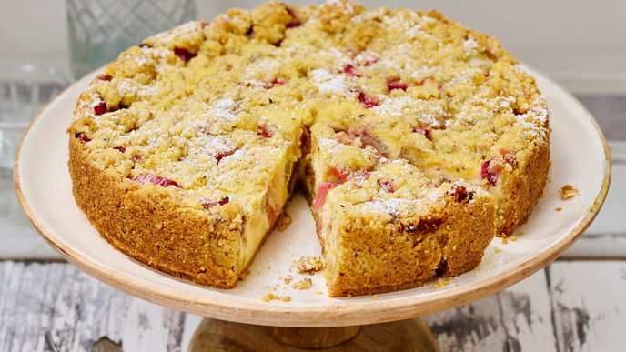 Das Rezept für Rhabarber-Skyr-Kuchen mit Streuseln steckt voller Proteine
