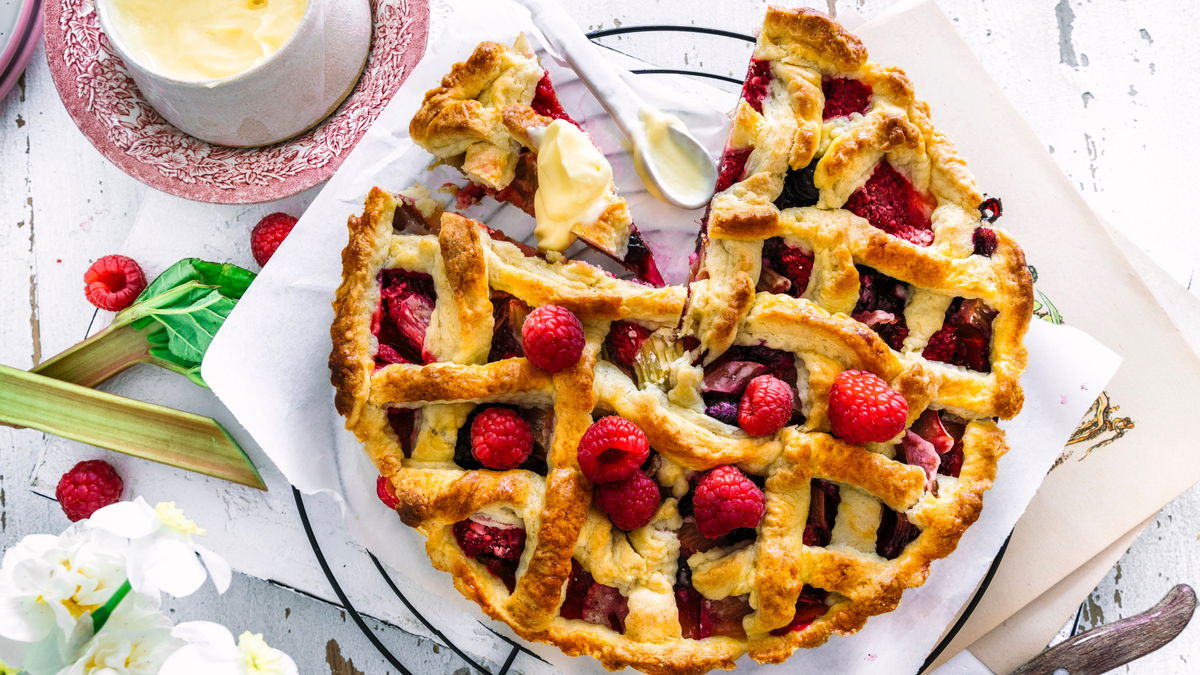 Fruchtiges Rezept für Rhabarber-Tarte mit Beeren für den Frühling 