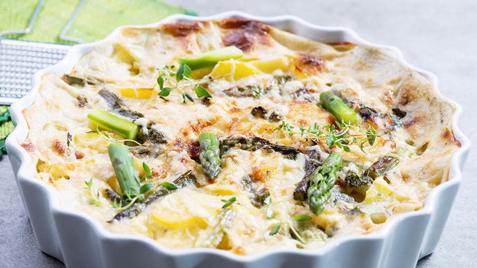 Unser Rezept für den Spargel-Kartoffel-Auflauf mit würziger Käsekruste liebt die ganze Familie
