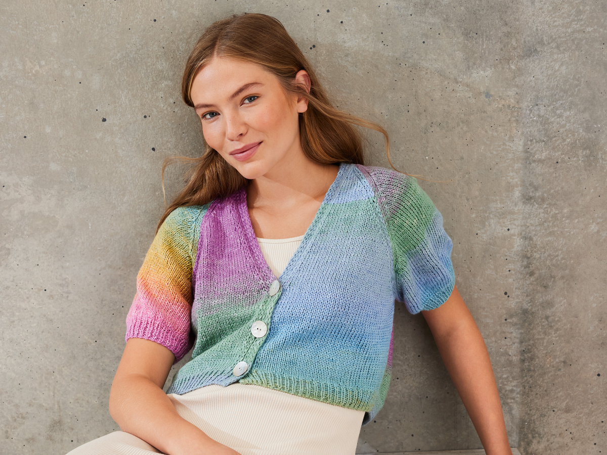 Model in gestrickter Strickjacke mit Puffärmeln von Lana Grossa