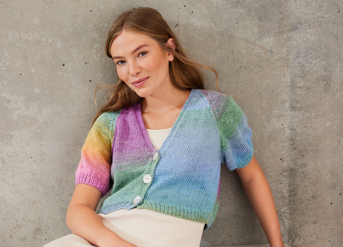 Model in gestrickter Strickjacke mit Puffärmeln von Lana Grossa