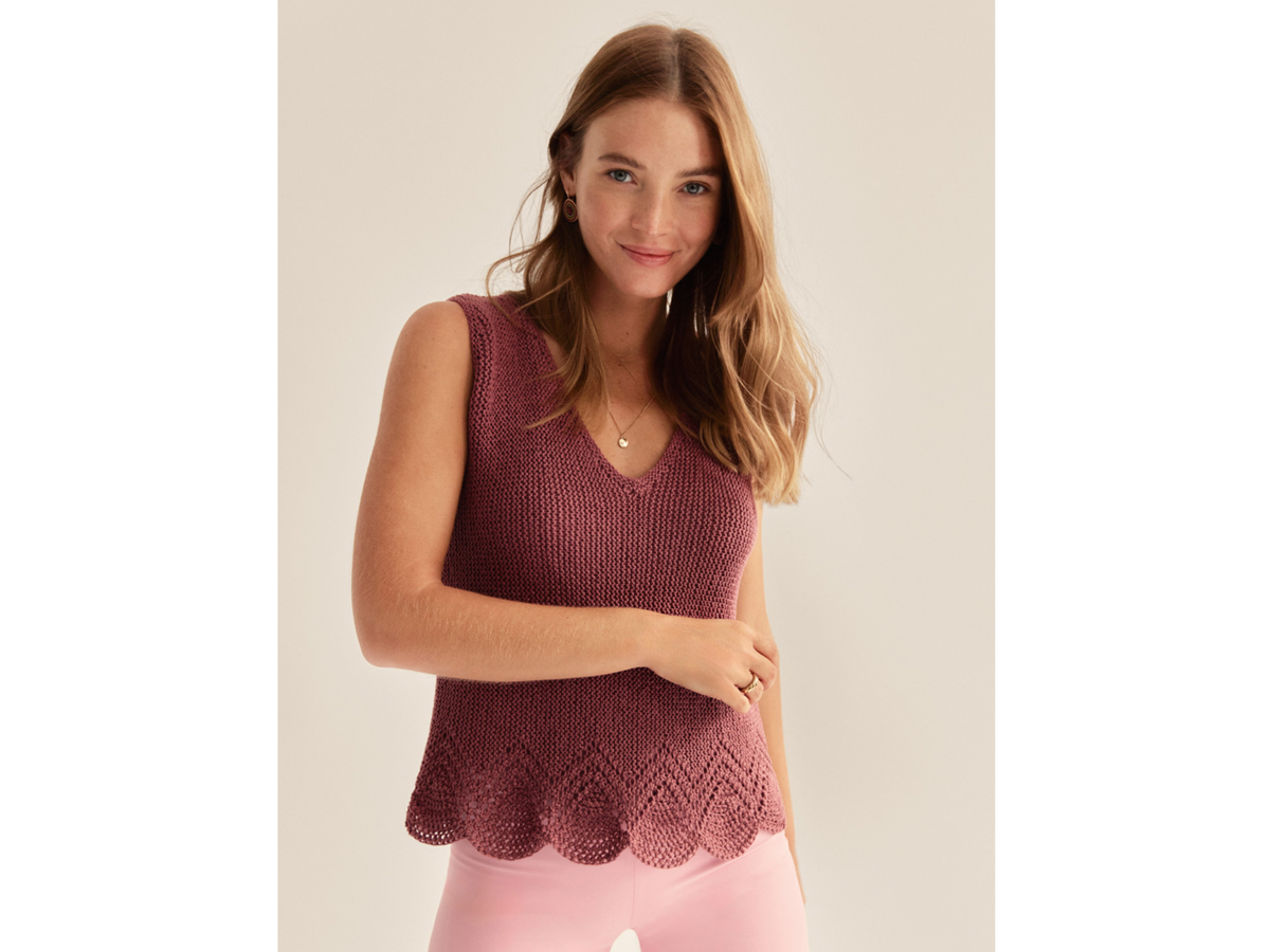 Model mit Top mit Wellenborte von Lana Grossa