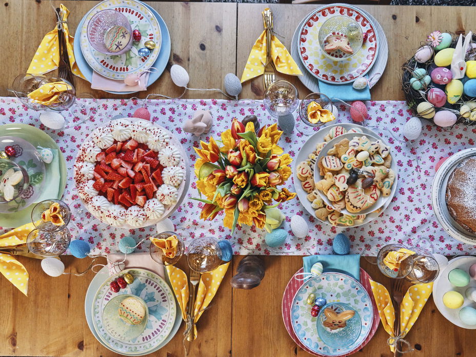 Vegetarisches Ostermenü: Ein gedeckter Tisch mit Osterdeko und einigen Leckereien