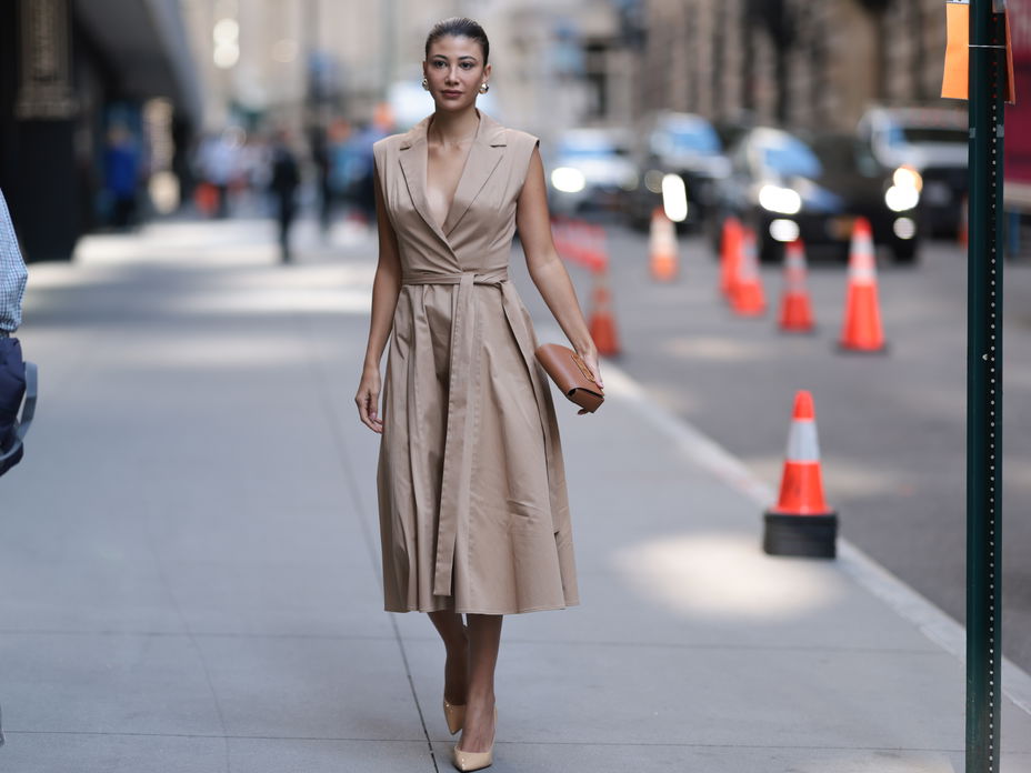 Elegantes Wickelkleid Streetstyle