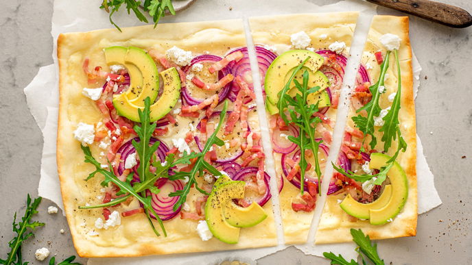 Avocado-Flammkuchen mit Speck & Ziegenfrischkäse: Schnelles Rezept in 35 Minuten