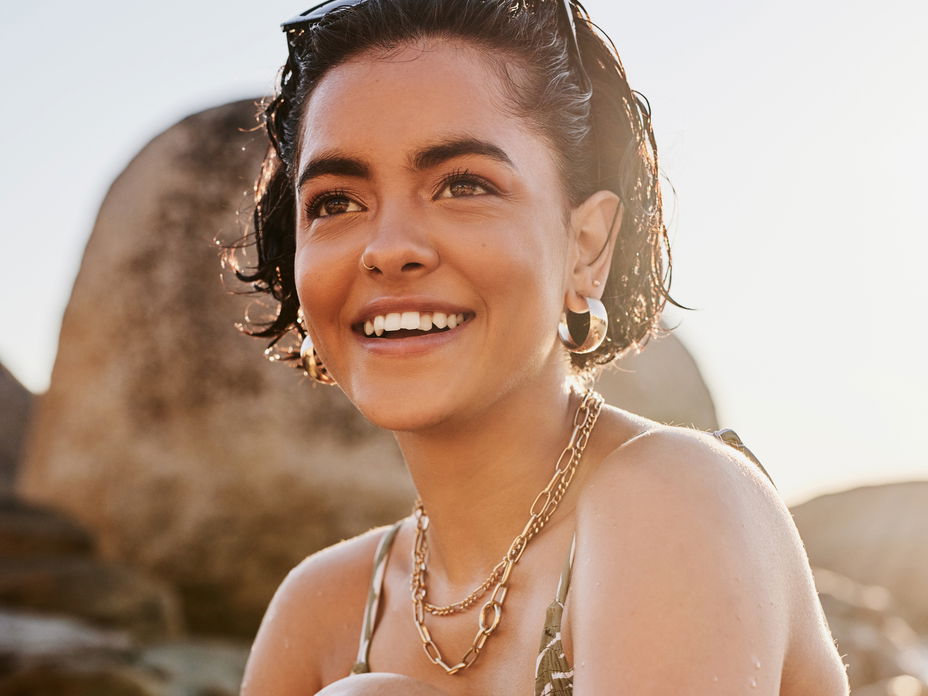 Frau am Strand trägt Schmuck
