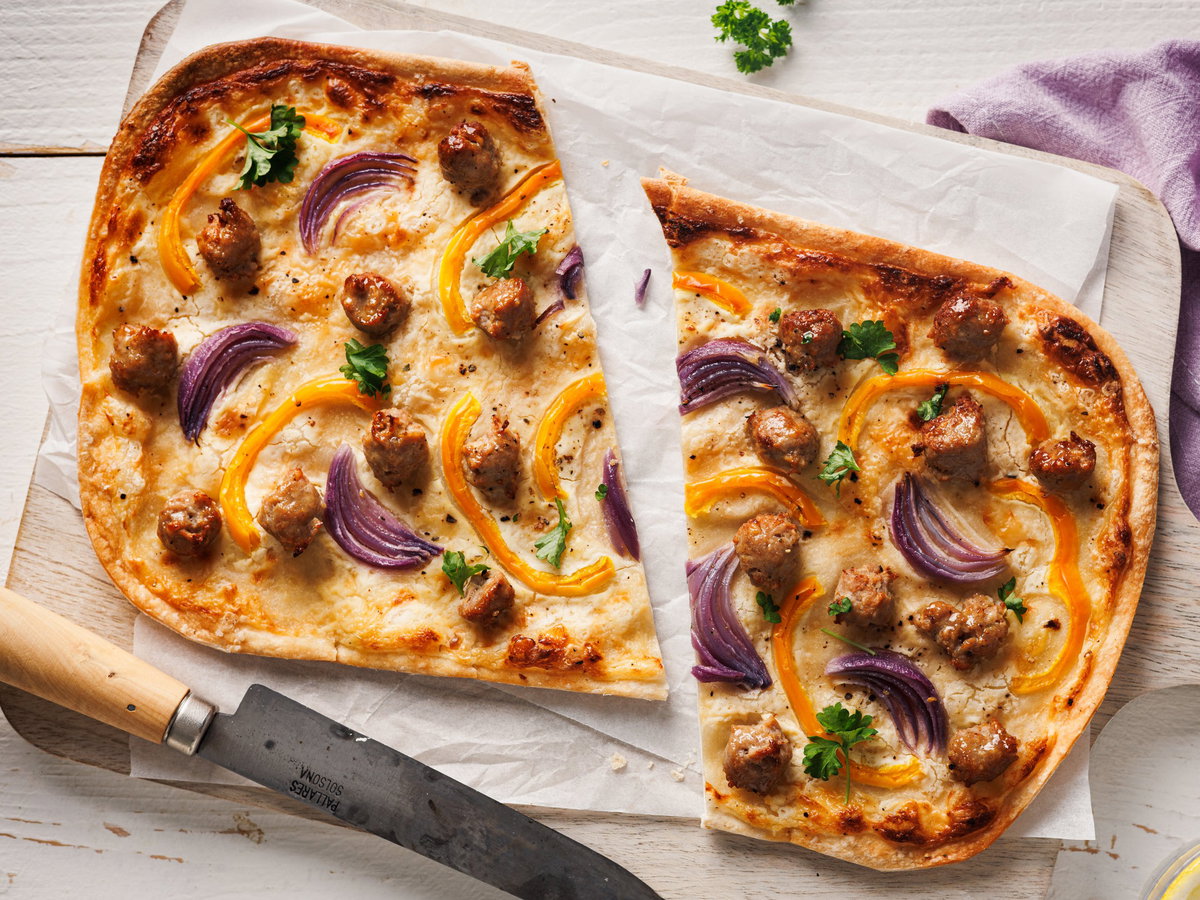 Bratwurst-Flammkuchen