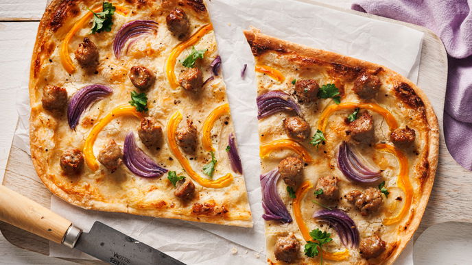Bratwurst-Flammkuchen mit Paprika & roter Zwiebel: Ein Rezept, das alle Grillfans lieben werden