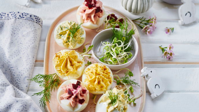 Kräuter, Curry & Rote Bete: Leckeres Rezept für dreierlei gefüllte Eier mit Frischkäse