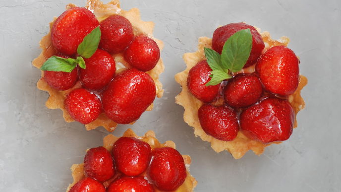 Das fruchtige Rezept für Erdbeer-Tartelettes mit Vanillecreme versüßt uns die warme Jahreszeit