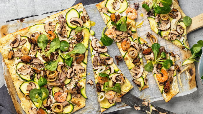 Rezept für Flammkuchen mit Meeresfrüchten & Gemüse - für alle, die Garnelen und Co. lieben