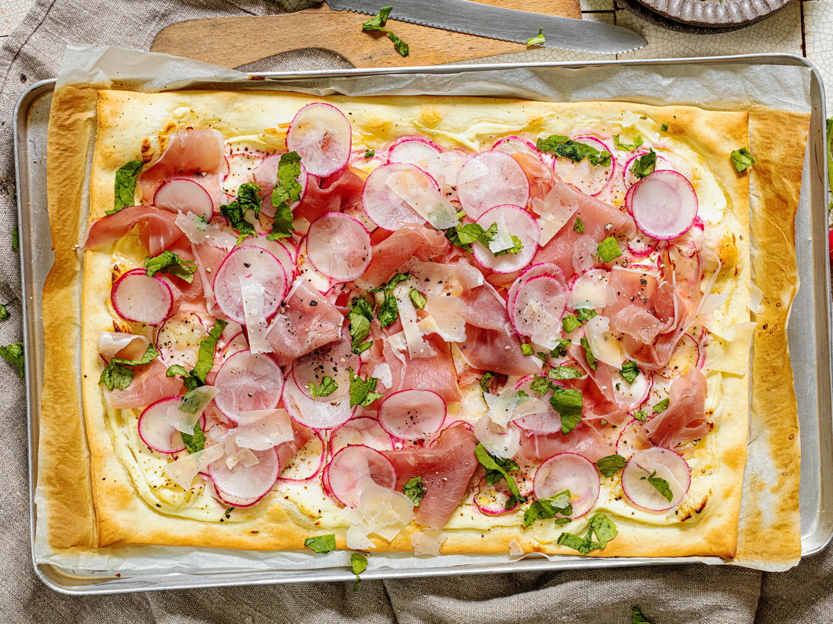 Flammkuchen mit Radieschen