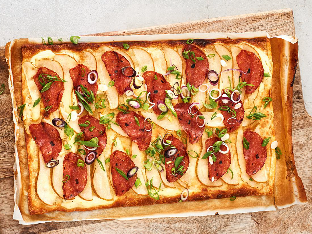Flammkuchen mit Birnen und Trüffelsalami