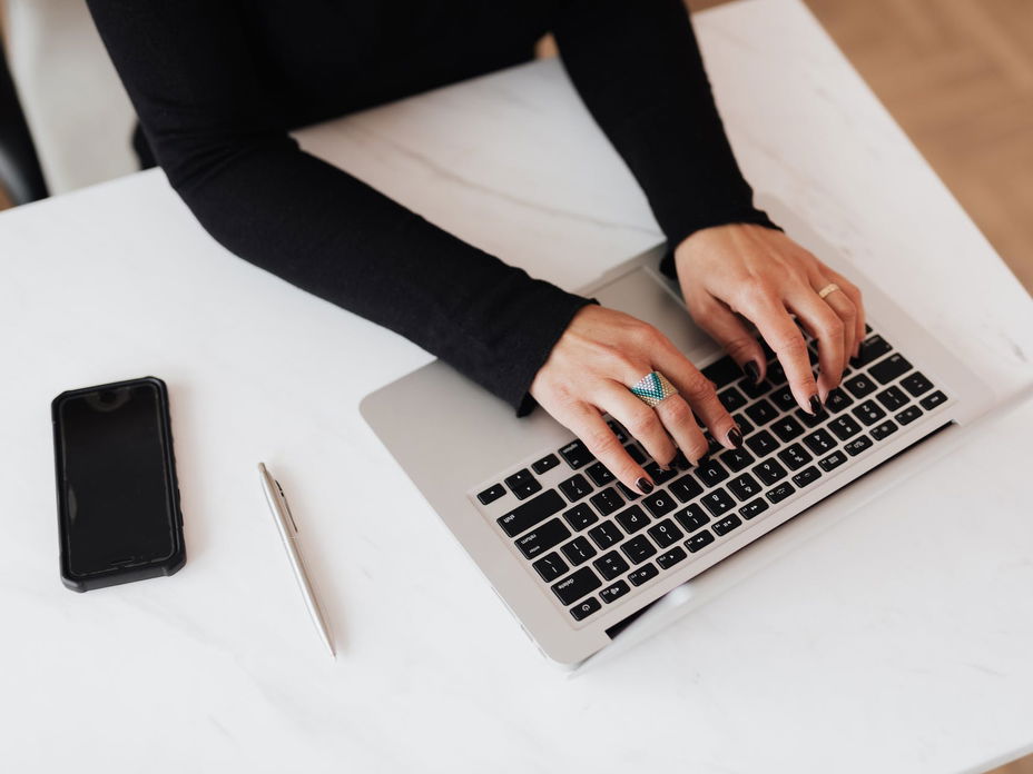 Frau am Laptop
