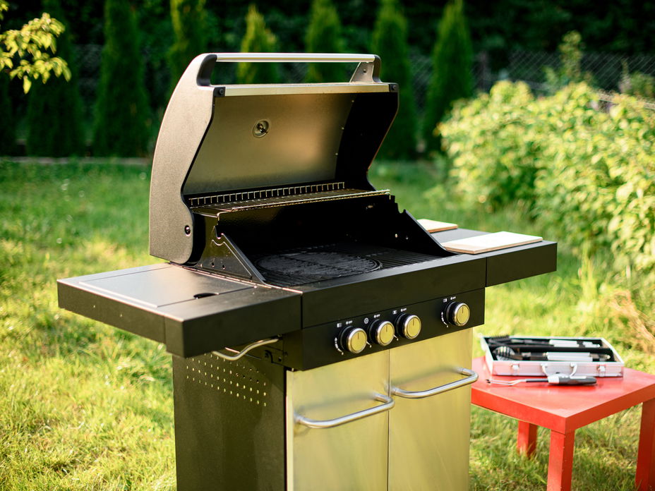 Ein Gasgrill nach dem Gebrauch. Jetzt muss vor allem der dreckige Rost gereinigt werden!
