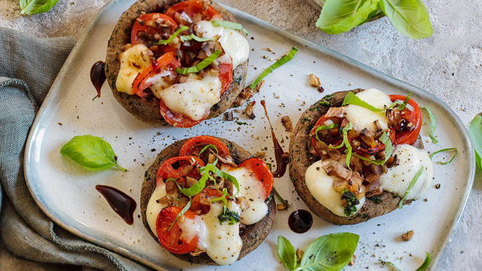 Gefüllte Champignons auf dem Grill mit Tomaten: Unser leckeres Low-Carb-Rezept fürs Gartenfest