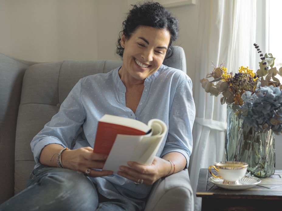 Eine Frau liest ein Buch