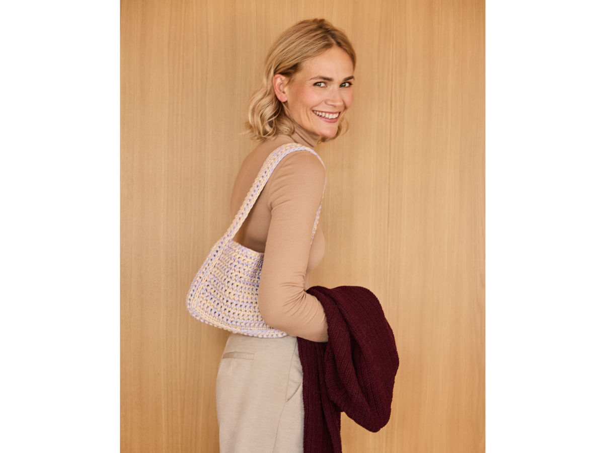 Model mit Häkeltasche im Baguette Bag Stil von Lana Grossa