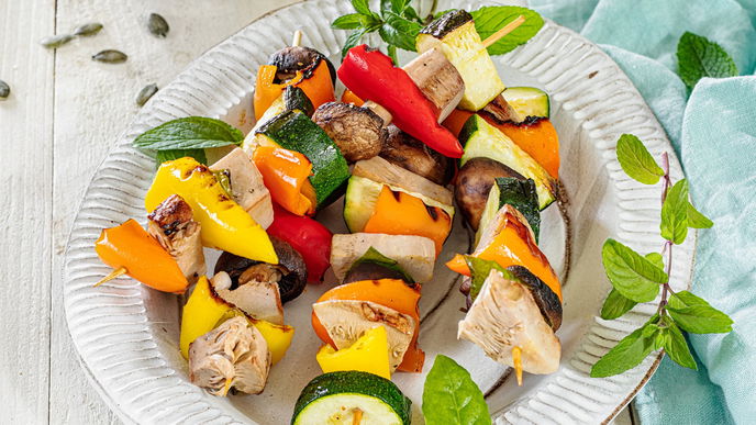 Jackfrucht-Zucchini-Spieße mit Erbsen-Minz-Dip - Leckere Grillaromen ganz ohne Fleisch!