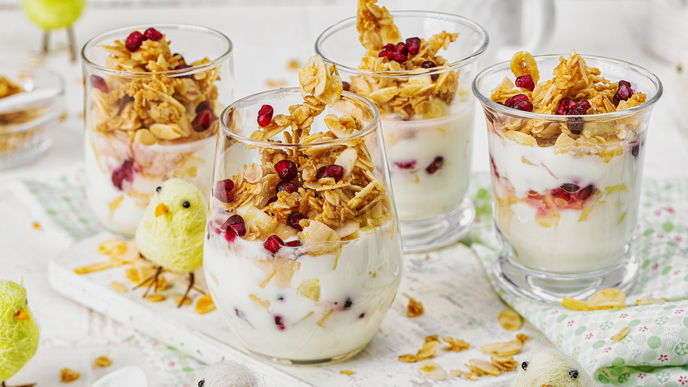 Unser Rezept für Joghurt mit Früchten und Müsli im Glas ist frisch & fruchtig 