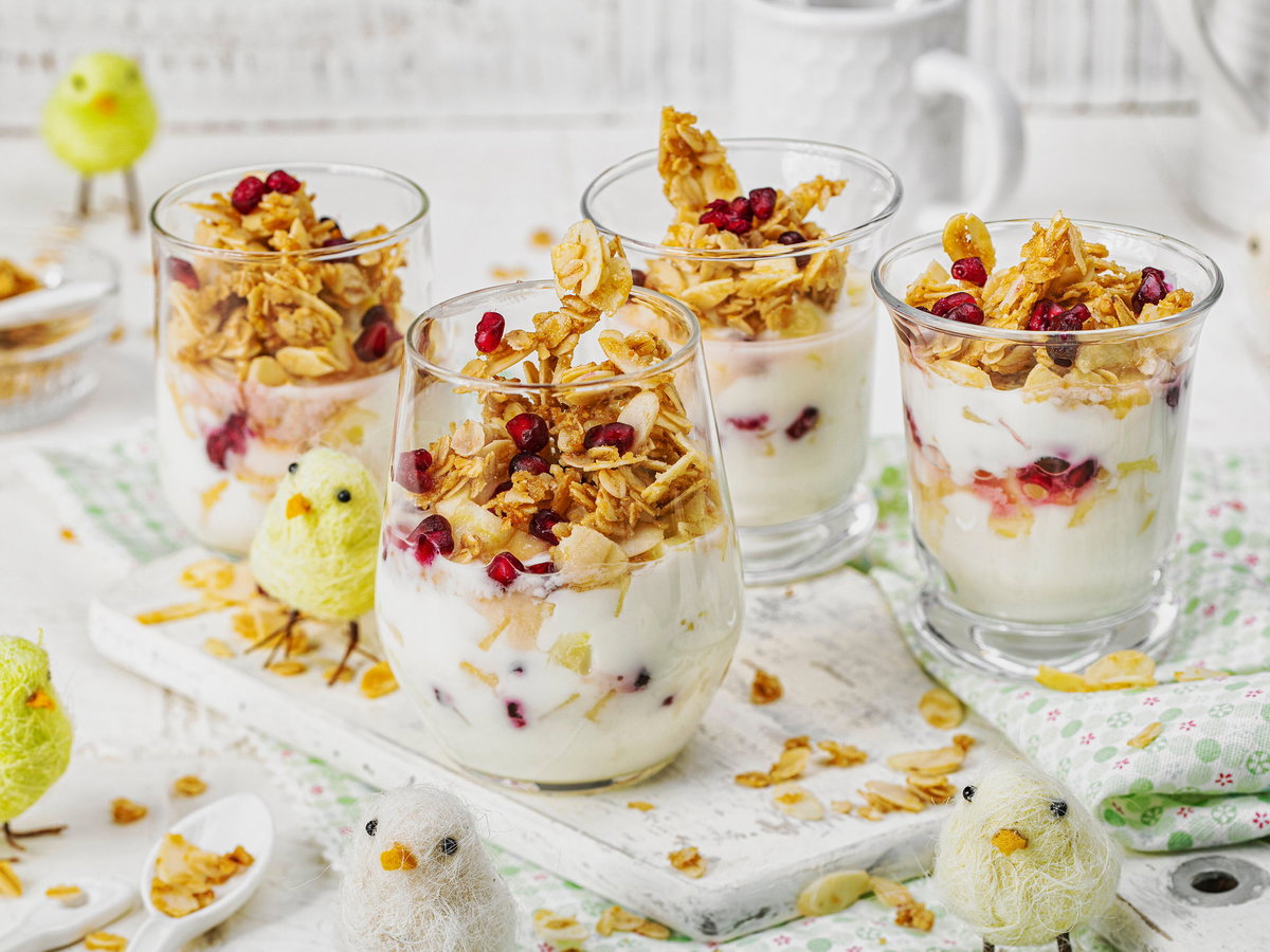 Joghurt mit Früchten und Müsli im Glas