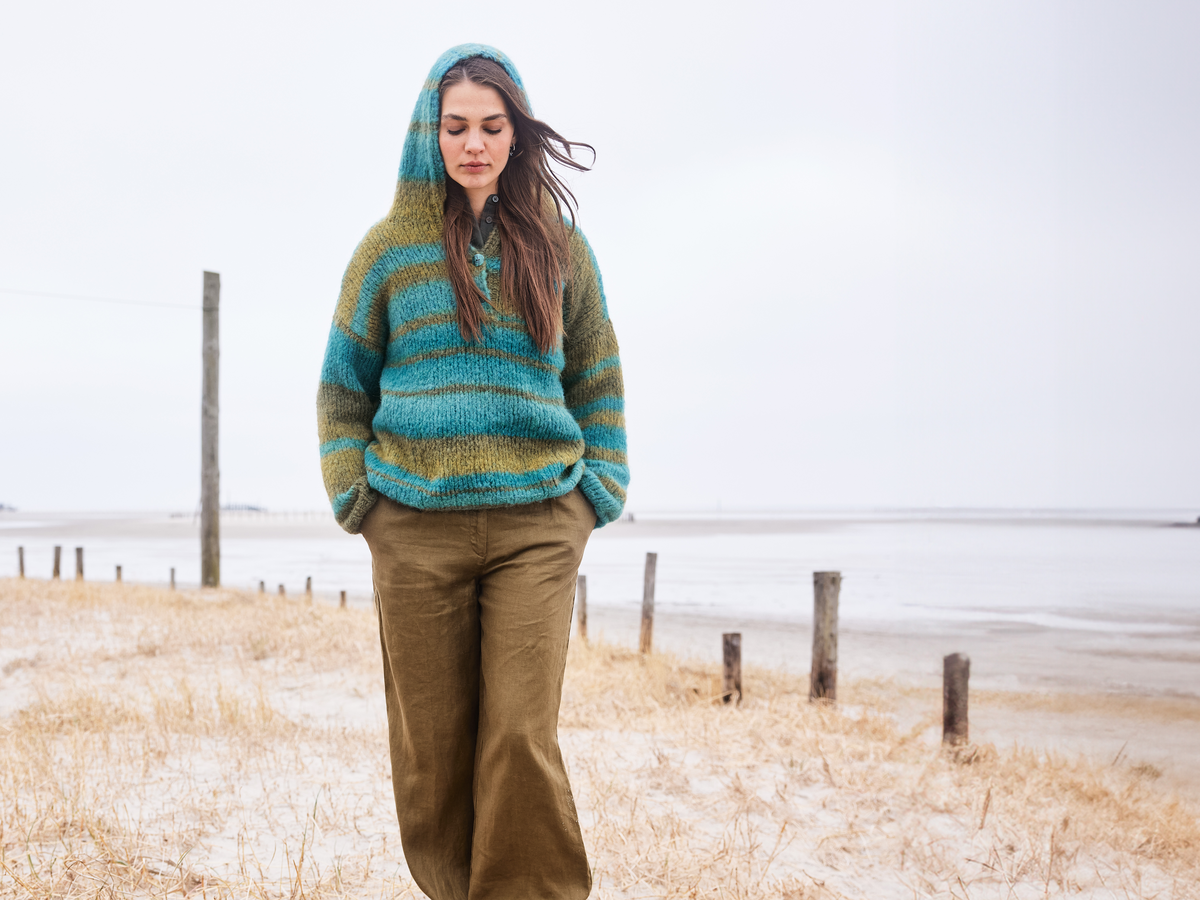Model in Knopfleisten-Streifenhoodie von Lana Grossa
