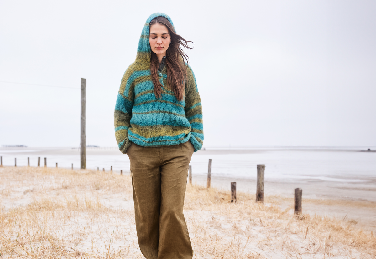 Model in Knopfleisten-Streifenhoodie von Lana Grossa
