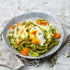 Pasta mal anders: Rezept für Kohlrabi-Fettuccine mit pochiertem Ei & Kresse-Béarnaise