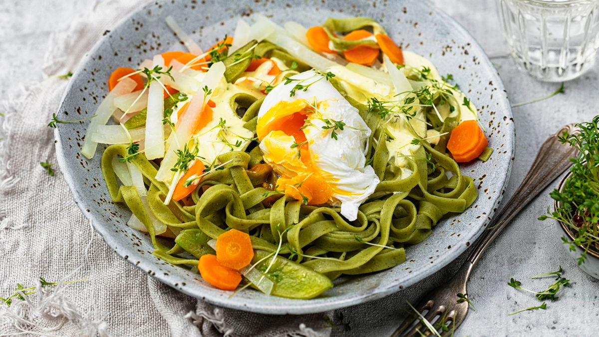 Pasta mal anders: Rezept für Kohlrabi-Fettuccine mit pochiertem Ei & Kresse-Béarnaise