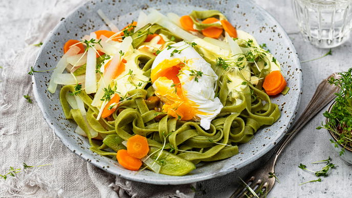 Pasta mal anders: Rezept für Kohlrabi-Fettuccine mit pochiertem Ei & Kresse-Béarnaise