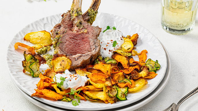 Festliches Osterrezept für Lammkarrée mit Kräuter-Pinienkernkruste & Kräuter-Gemüsechips