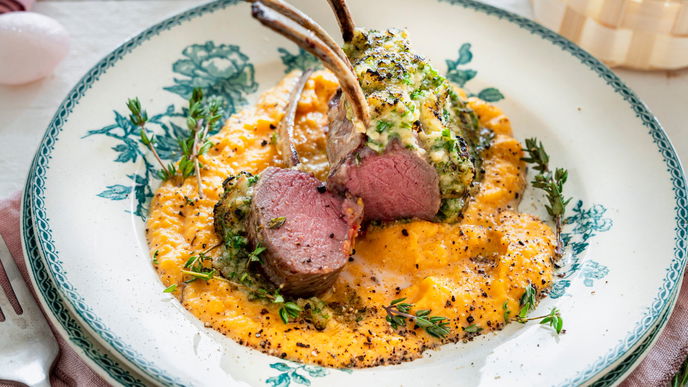 Schnelles Rezept: Unsere Lammkoteletts mit Kräuterkruste & Süßkartoffelpüree versüßen uns Ostern