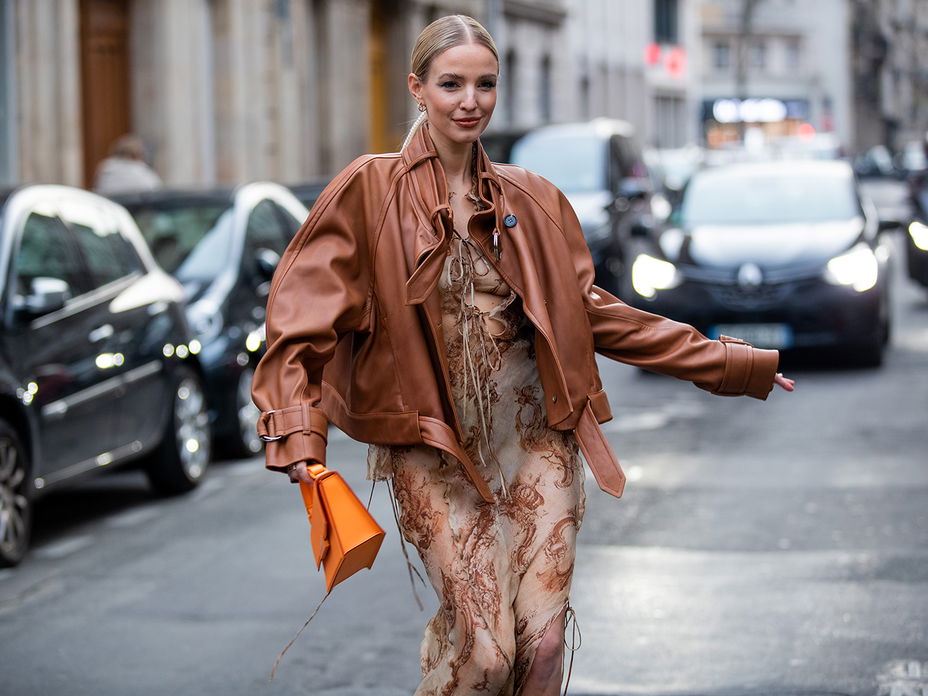 Leonie Hanne trägt eine Lederjacke zu einem Maxikleid