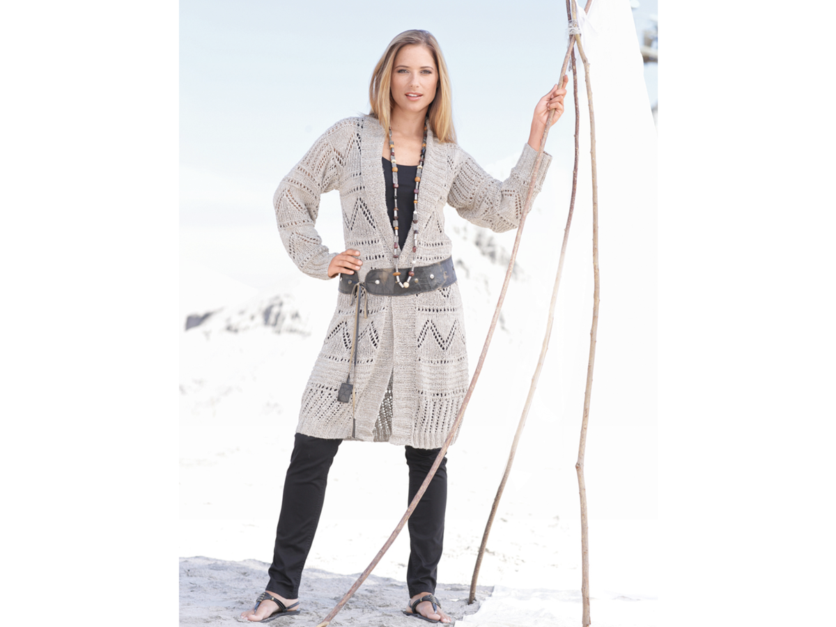 Model in Long-Jacke