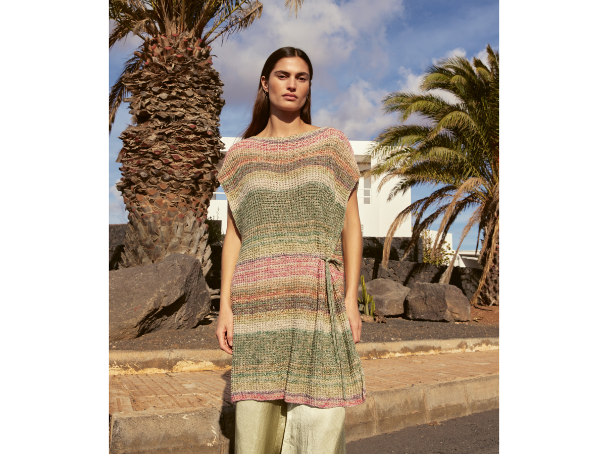 Model in luftigem Tunika-Kleid von Lana Grossa