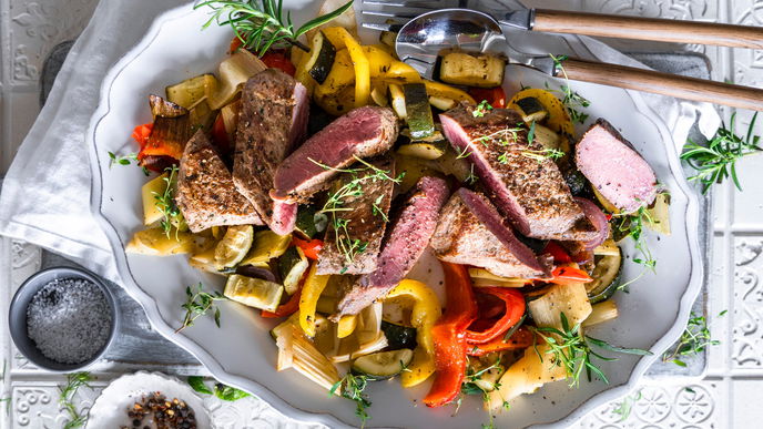 Mediterranes Rezept für mariniertes Lammfilet auf Ofengemüse - für Fans des Geschmacks!