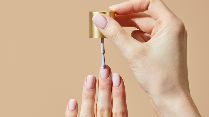 Mit Anti-Aging-Effekt: 5 Nagellackfarben, die jünger machen - wie ein Jungbrunnen für die Hände