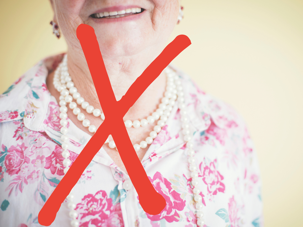Eine Oma mit spießiger Perlenkette